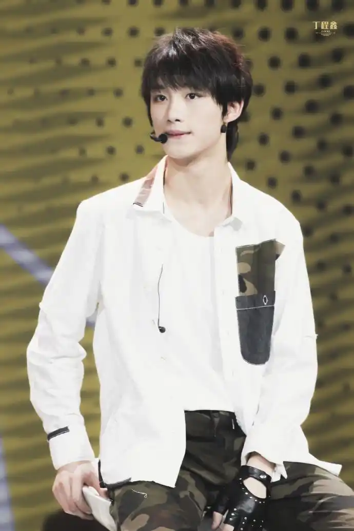 台风少年团丁程鑫,又甜又撩的一组图,pick下?