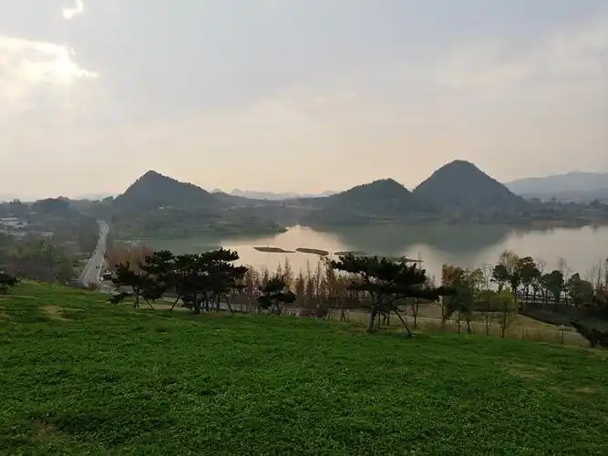 这里就是贵州省贵安新区月亮湾风景区啦,请友友们来看看贵州的秋天!