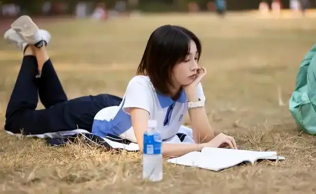 深圳防晒校服美出天际,成就众多高中女生,价格却让不少家长为难