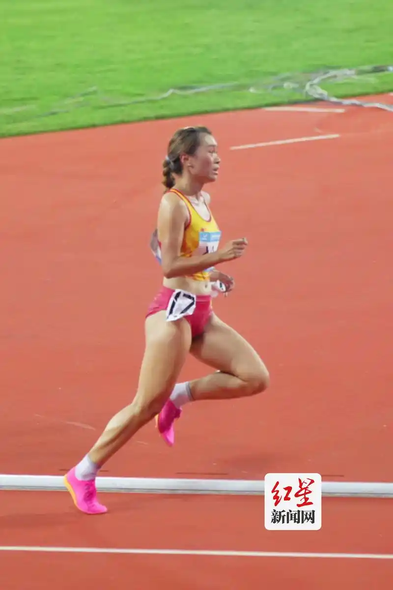 快讯:女子一万米 中国运动员夏雨雨夺冠