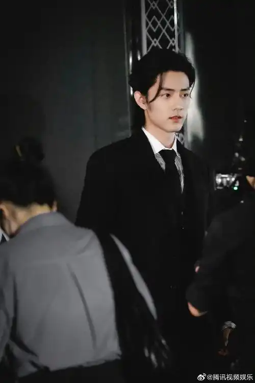 肖战活动路透生图#@x玖少年团肖战daytoy长发背头 黑色西装氛围感