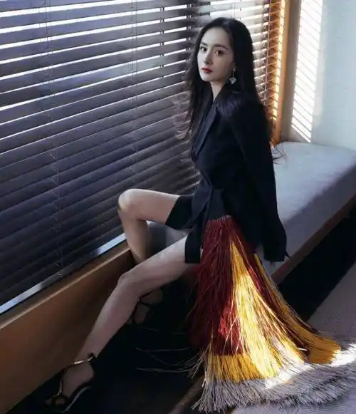 杨幂"花瓶身材"太吸睛,穿旗袍秀出3d感,这腰还没她的头大_造型_时尚