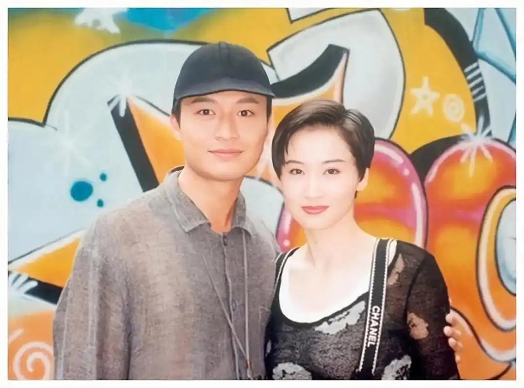 于莉与马景涛因为拍戏而相识相爱.