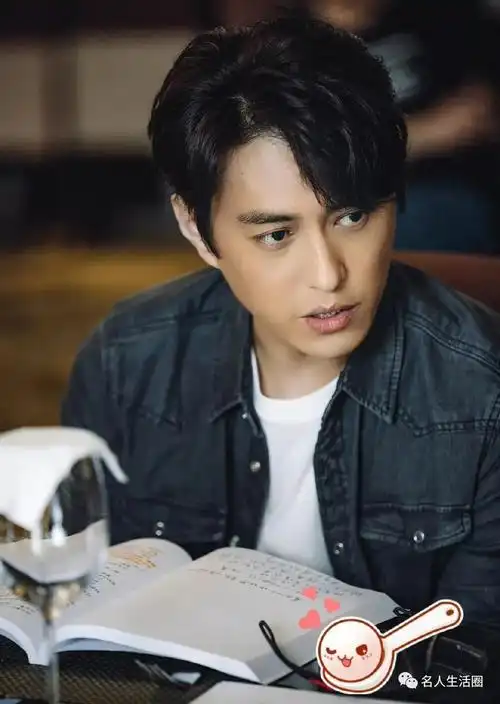 靳东有一个朋友觉得靳东长得十分好看,提议他去演戏.