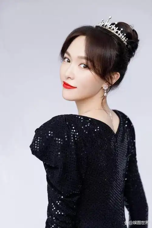 唐嫣身穿黑色亮片礼服靓丽优雅