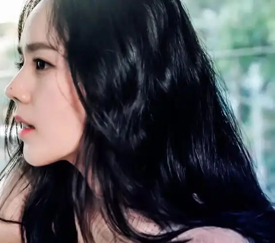 韩佳人属于那种正脸能打侧脸照样能抗的类型,就连她鼻子