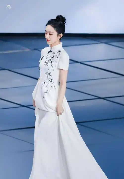 赵丽颖身穿印花竹节旗袍,端庄端庄,对着镜头提笔,好美_玫瑰_颖宝_很