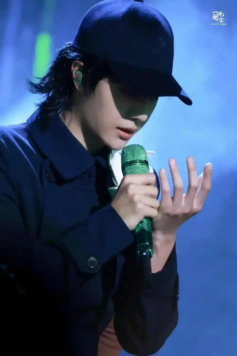 王一博新歌我先用 #绿海 #王一博 你是舞台中央流转的热浪