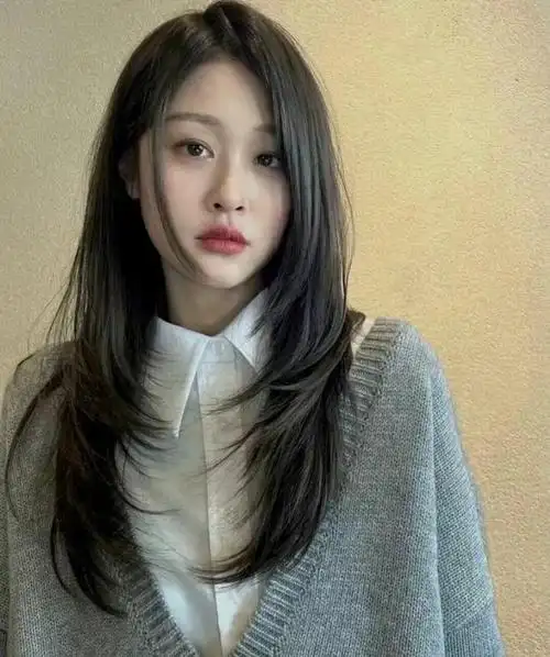 高人气女士发型,一定离不了长发造型,过肩的长发,一看就特别的温柔