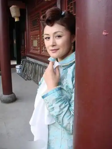 "谢大脚"年轻时居然也这么美,一头波浪卷发造型百变,气质绝了!