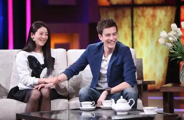 43岁小李琳晒37岁老公经超合照调侃:不要拉着我让我不停的吃就好