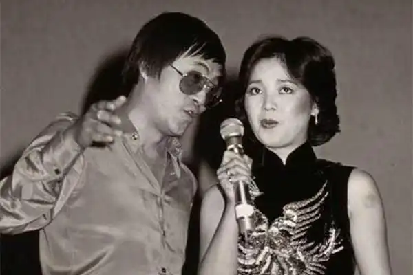 两大女神罕见同框73岁甄妮穿着时尚曾是谢贤的初恋