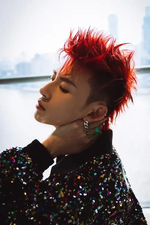 超话#小鬼代言ba饰物局#歌手@小鬼-王琳凯今日出发图抵达～红发摩登