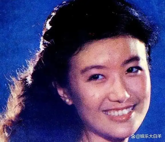 央视春晚主持人李小玢:两婚两离后依旧单身,儿子支持她找老伴