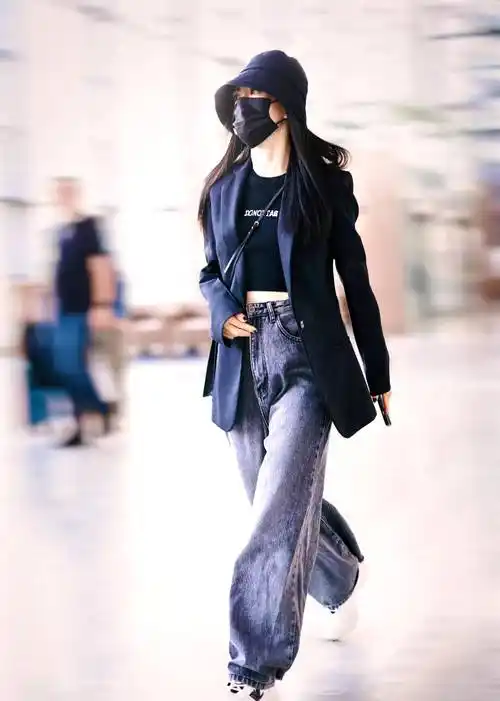 谢娜现身机场,身穿黑色西装搭配牛仔阔腿裤,显瘦又美!