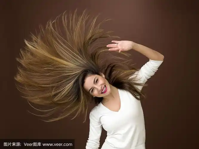 女人的头发在风中飘扬