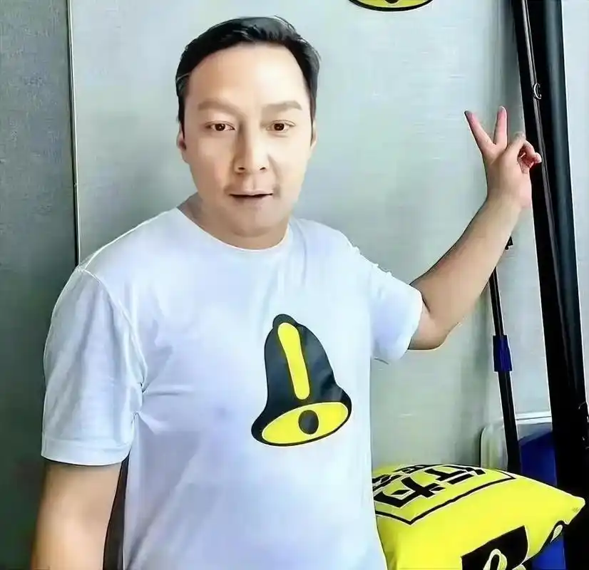 48岁的吴彦祖最新照片.