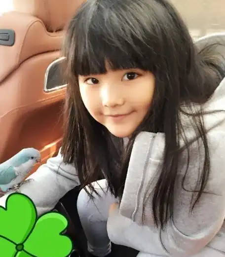 杨颖晒孩子照片,小海绵的衣服是亮点,网友是我太穷了