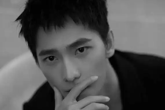 杨洋最新寸头造型曝光不再清秀而是英气满满