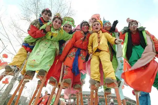 山西民间社火踩高跷