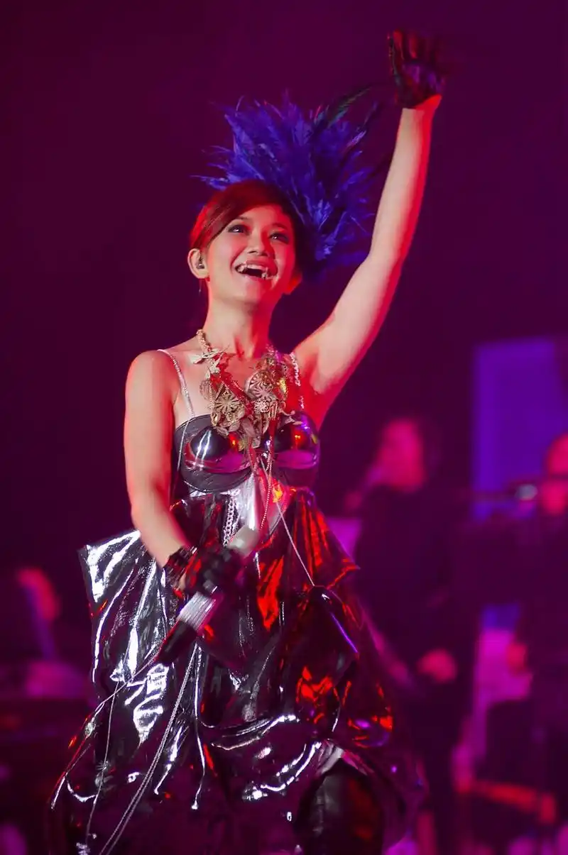 近日,知名歌手梁静茹在社交媒体上承认了自己演唱会的翻车事件,并称