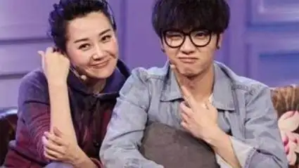 面对和华晨宇姐弟恋传闻,许晴没有回避而是大方回应,网友唏嘘