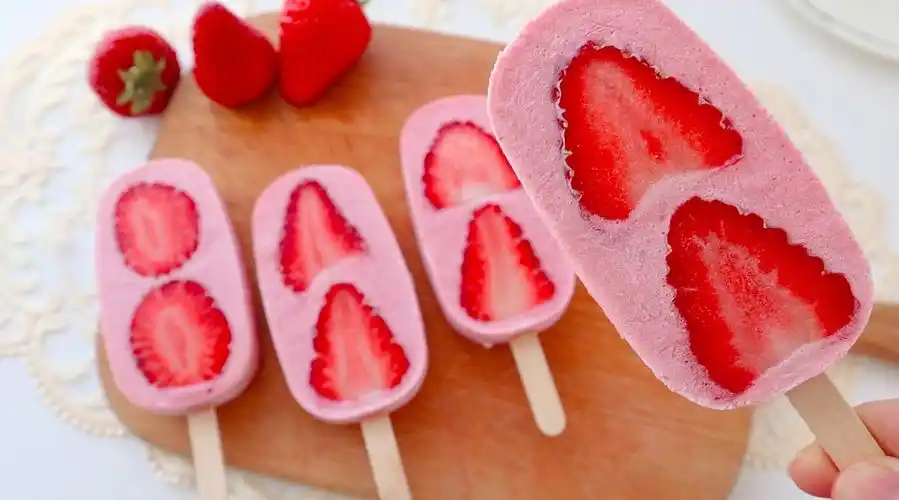 总想拿它做点什么今天吃的这个酸奶草莓雪糕美味可口,0添加还更健康冻