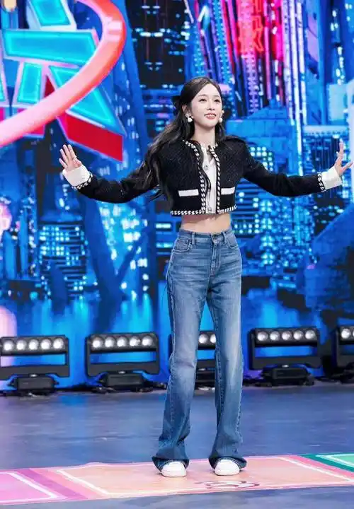 吴宣仪《你好星期六》风,黑色儒风搭配牛仔裤,高挑时尚性感_比例_白色