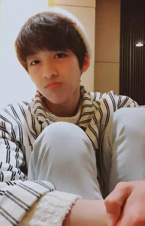 何洛洛嘟嘴卖萌帅气图片