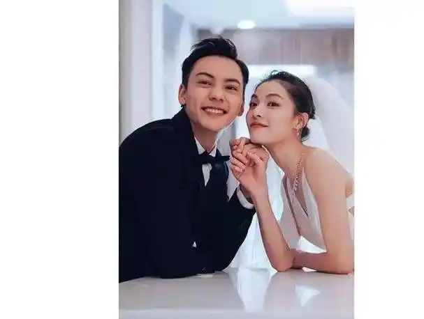 钟楚曦与外籍小鲜肉的酒店合照曝光,亮点床上有粉色的不明物体_李现