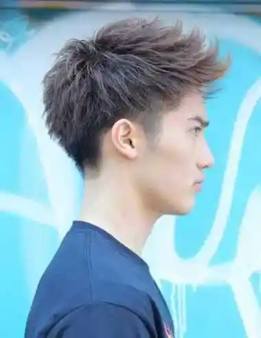男生两边剪短刘海向上翘的潮男发型图片