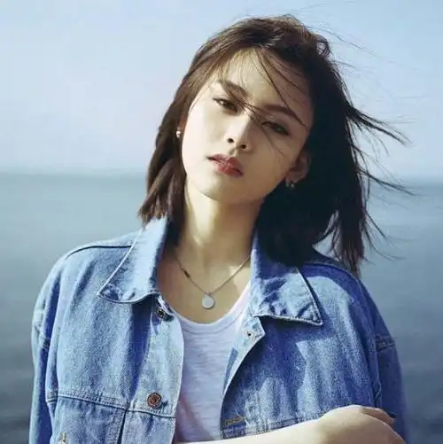 李现曾交4个女友被问谁是朋友圈最有趣的人他说出另一个女孩