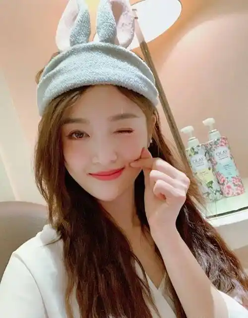 吴宣仪罕见紧身牛仔裤写真,可爱与时尚于一身,这样的女子把心暖化了