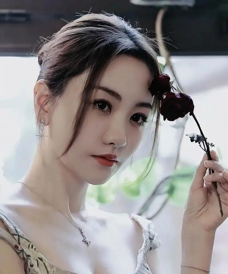 这谁顶得住嘛!杨蓉吊带裙出镜,大秀事业线,身材太顶了!