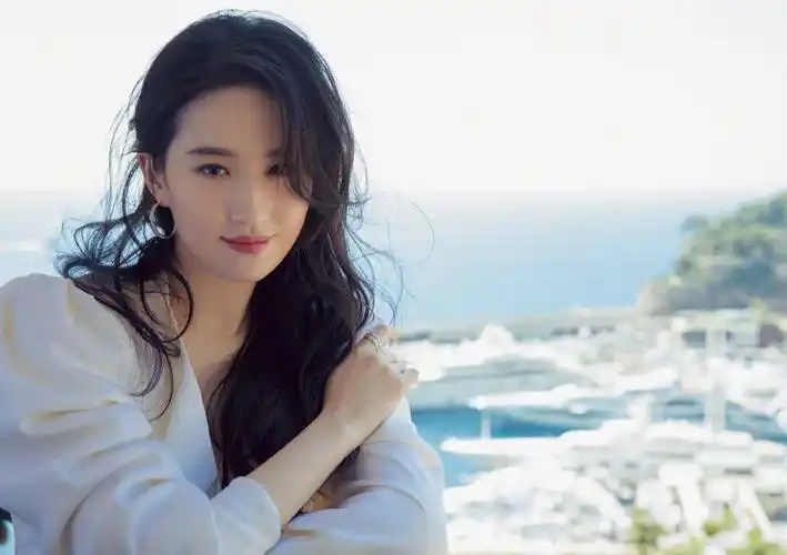 白裙子还可以这么穿?刘亦菲演绎白色的复古套装,是仙女本人了!