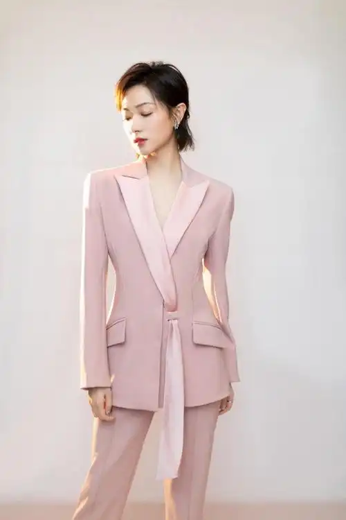 短发美女明星万茜西装极品诱惑照片_唯美图片