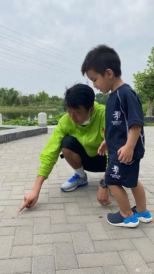 当年孙茜跟蔡远航在一起时,孙俪也有不少的撮合,现在孙茜婚后这么幸福