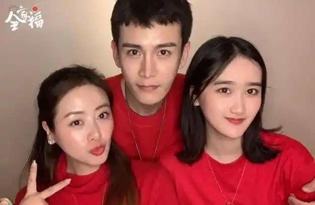 12月8日经超大方晒出一家四口合照20岁大女儿露正脸