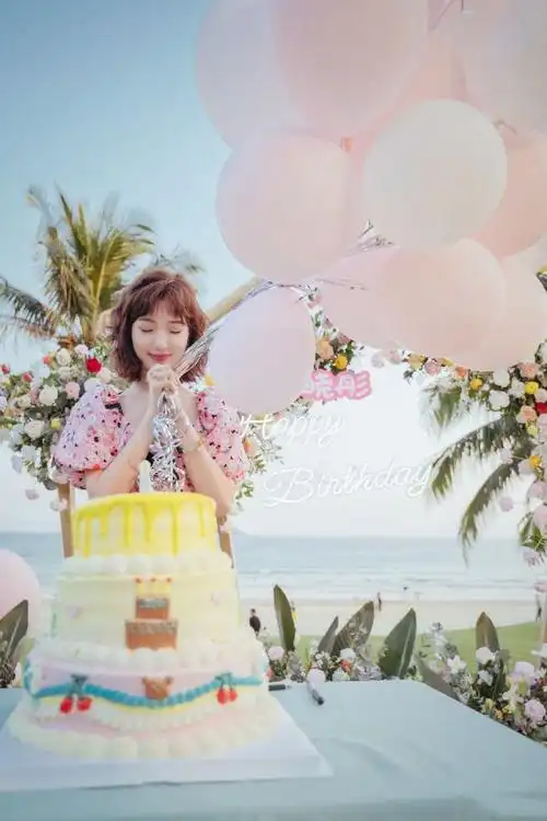 毛晓彤晒海边生日照,穿花粉裙子甜美出镜,低眸浅笑幸福感满满