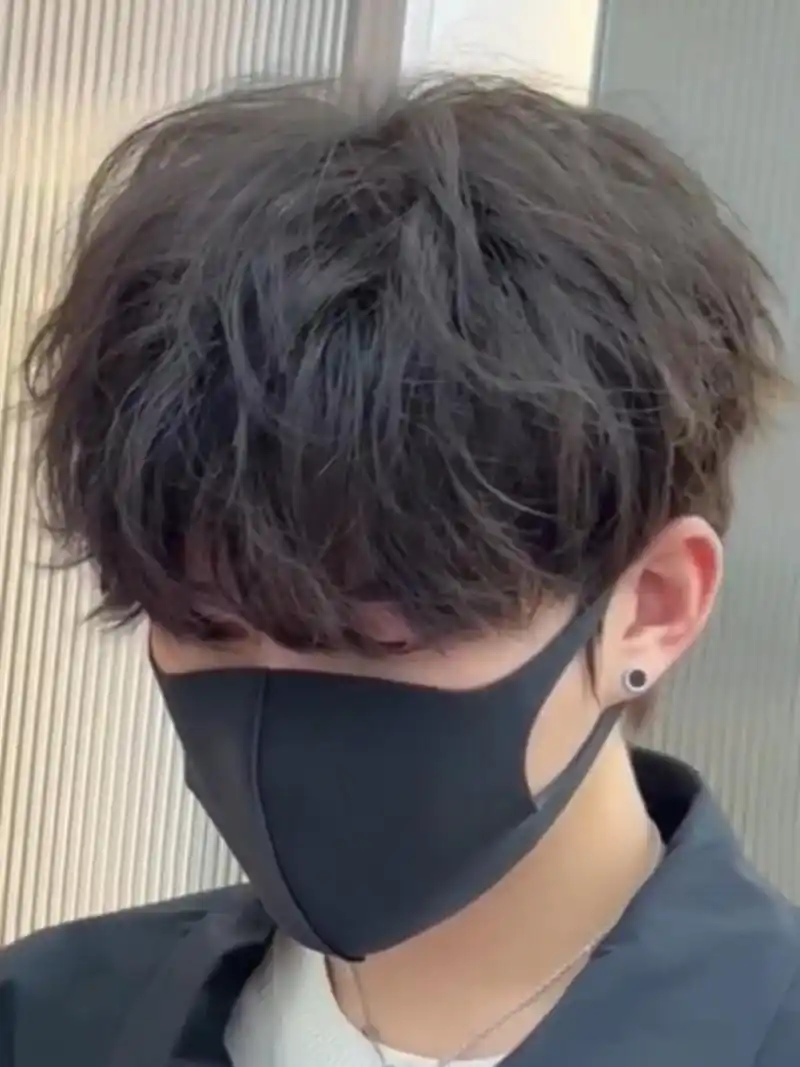 男生日系发型 男士一定要尝试的发型 日系莱斯利卷发,在家简单打理