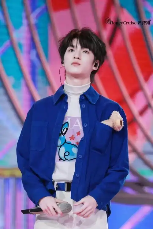 严浩翔湖南卫视小年夜彩排饭拍#严浩翔活动造型分享,蓝色小熊外套