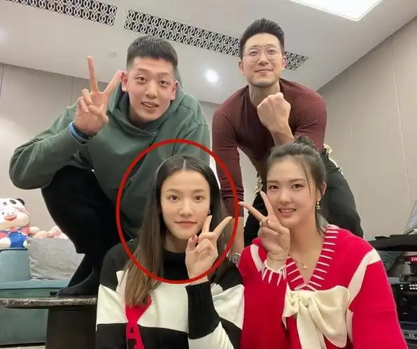 去年的季后赛,沈梓捷就因为偷偷跑出去泡酒吧,最终被禁赛,导致球队