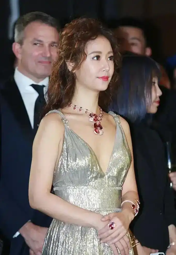 林心如深v礼裙配羊毛卷又甜又雅,不仅显嫩还很显贵