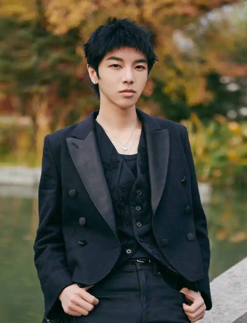 华晨宇蕾丝燕尾服帅气写真图片89