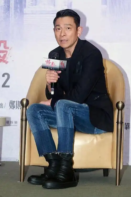 62岁刘德华告诉你:发型一丝不苟,裤子短一截,到老也不油腻|发型