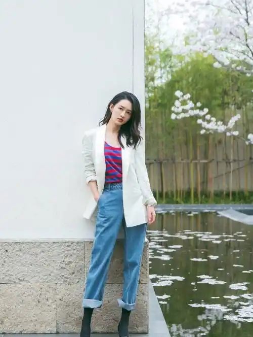 原创李沁身高166体重90斤,穿v领外套配超短裙,双腿堪比香肠_颜色_显得