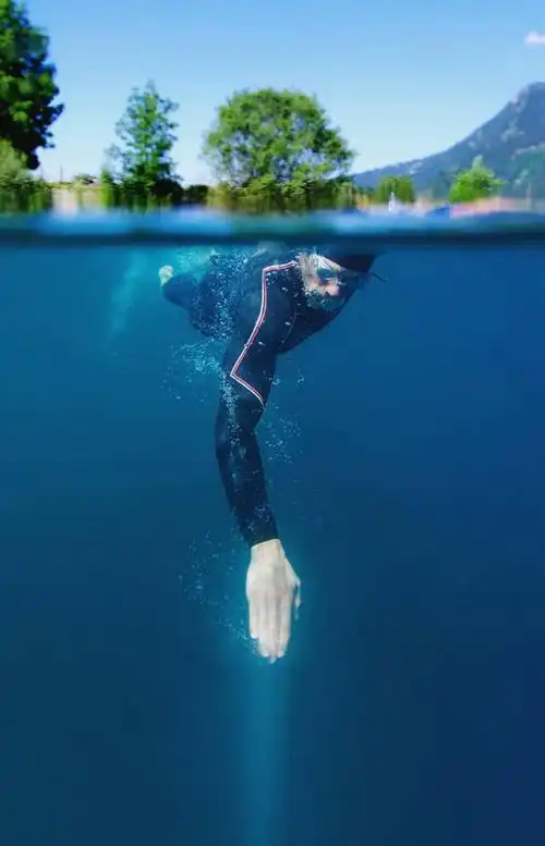 游泳,西方人,成年人,中年人,一个人,竖图,室外,白天,泳装,风险,运动,