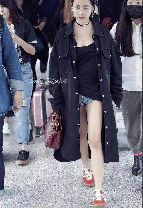 蔡依林果然是"亚洲舞娘",牛仔裤只有5厘米,全靠外套遮挡!