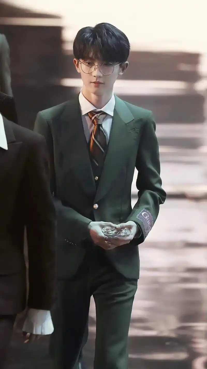 一些很喜欢的西装图#马嘉祺 救命～马哥又来穿西装鲨人了#西装 - 抖音