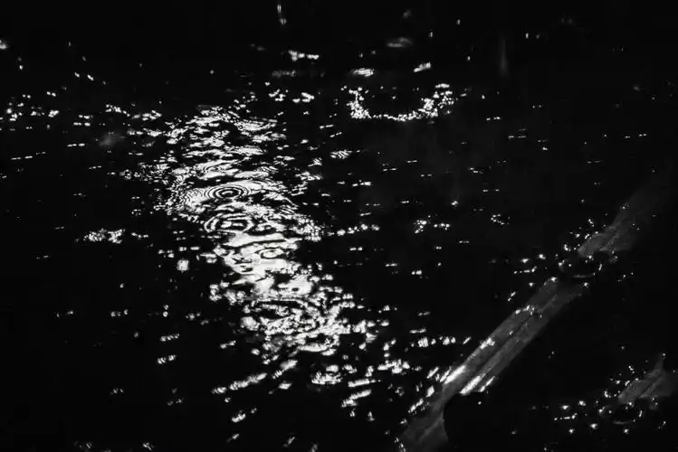 这么大  撑伞也没用/微笑陪你淋雨的人注定无法给你送伞/心碎下雨天